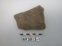 藏品(黑褐色夾砂陶片)的圖片